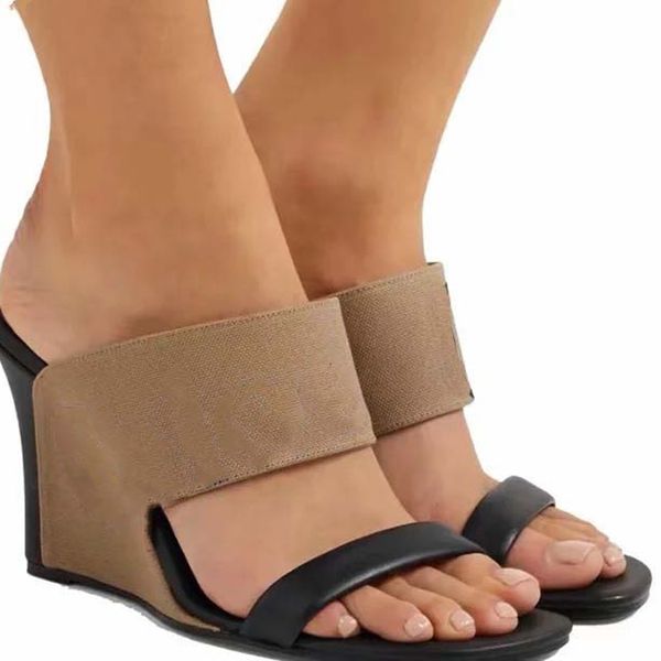 2020 woman slippers slides wedge shoes casual slippers solid hollow out women slides slippers size:35-40 with box 01c1801, Black
2020 woman slippers slides wedge shoes casual slippers solid hollow out women slides slippers size:35-40 with box 01c1801, Black