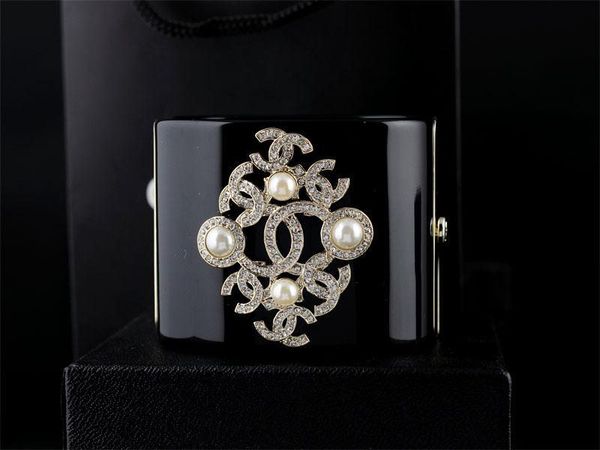 Cla ic pearl bracelet luxury pearl diamond cuff fa hion wide bangle clear cry tal punk acrylic tar bracelet jewelry with box
Cla ic pearl bracelet luxury pearl diamond cuff fa hion wide bangle clear cry tal punk acrylic tar bracelet jewelry with box