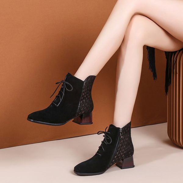 mljuese 2020 women ankle boots soft cow suede lace up winter black color square heel square toe women boots party dress size 40 
mljuese 2020 women ankle boots soft cow suede lace up winter black color square heel square toe women boots party dress size 40