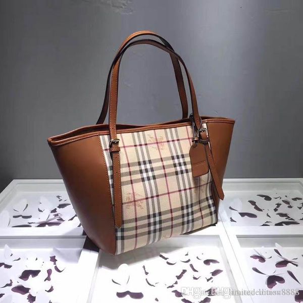 New cla ic fa hion de igner bag are compact deluxe bag ea y to carry hand bag with good leather quality number 130 22585 3
New cla ic fa hion de igner bag are compact deluxe bag ea y to carry hand bag with good leather quality number 130 22585 3