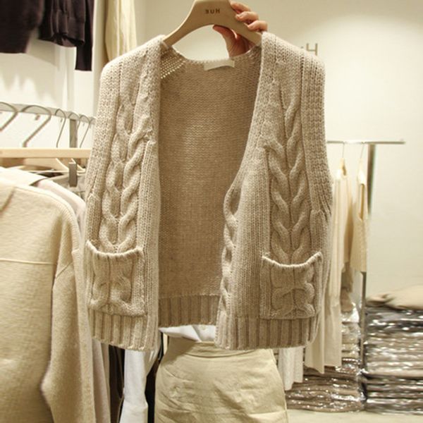 2019 autumn and winter new solid color twist pocket loose female button vest sweater knitted vest, Black;white
2019 autumn and winter new solid color twist pocket loose female button vest sweater knitted vest, Black;white