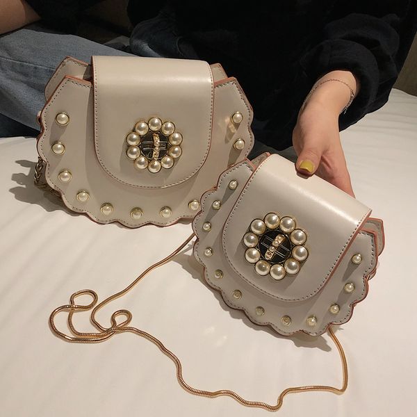 circular pu leather crossbody bags for women 2020 new mini shoulder messenger bag with pearl lock handle pack lady travel totes
circular pu leather crossbody bags for women 2020 new mini shoulder messenger bag with pearl lock handle pack lady travel totes