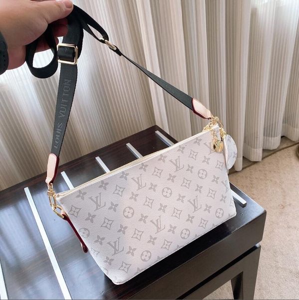 2020 classic fashion printed temperament style women's metal pendant wide shoulder strap delicate/one-shoulder bag 
2020 classic fashion printed temperament style women's metal pendant wide shoulder strap delicate/one-shoulder bag