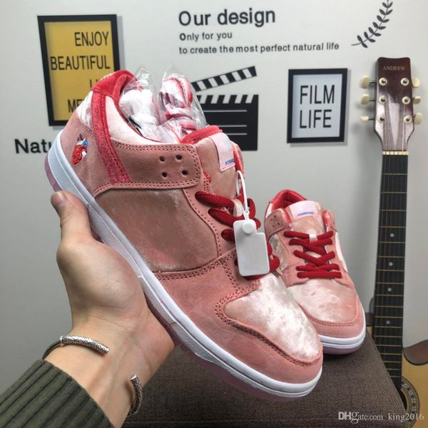 2020 new strangelove x sb dunk low running shoes for women pink valentine's day des chaussures mens trainers designer sports sneakers
2020 new strangelove x sb dunk low running shoes for women pink valentine's day des chaussures mens trainers designer sports sneakers