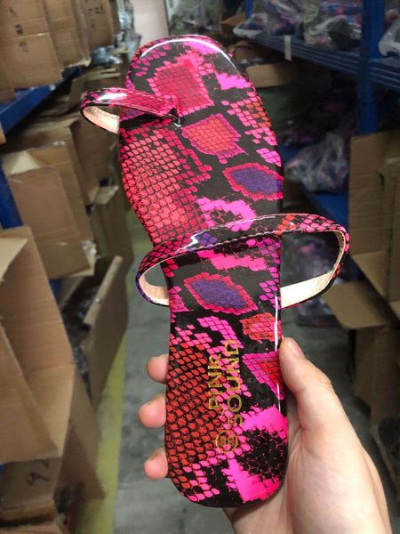2020 new khaki black pink orange brand fashion women sandals flat heels square toe ladies shoes summer outdoor casual sandals dhl free
2020 new khaki black pink orange brand fashion women sandals flat heels square toe ladies shoes summer outdoor casual sandals dhl free