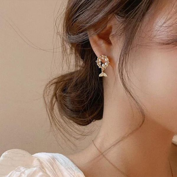 exquisite women earrings gold geometric round flower pearl crystal fishtail pendant earring personality beach summer jewelry, Golden;silver
exquisite women earrings gold geometric round flower pearl crystal fishtail pendant earring personality beach summer jewelry, Golden;silver