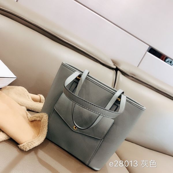 2020 new genuine leather ladies bag 04vn3m, Black
2020 new genuine leather ladies bag 04vn3m, Black