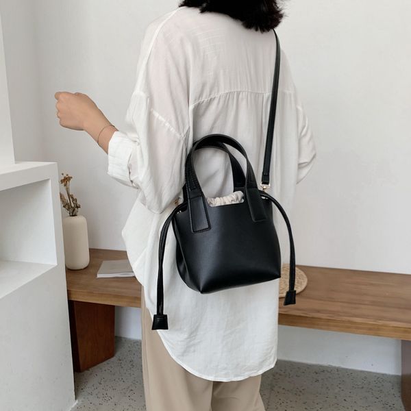 2020 new shoulder bag women's casual fashion korean version of the small fresh cross-body portable bucket bag
2020 new shoulder bag women's casual fashion korean version of the small fresh cross-body portable bucket bag