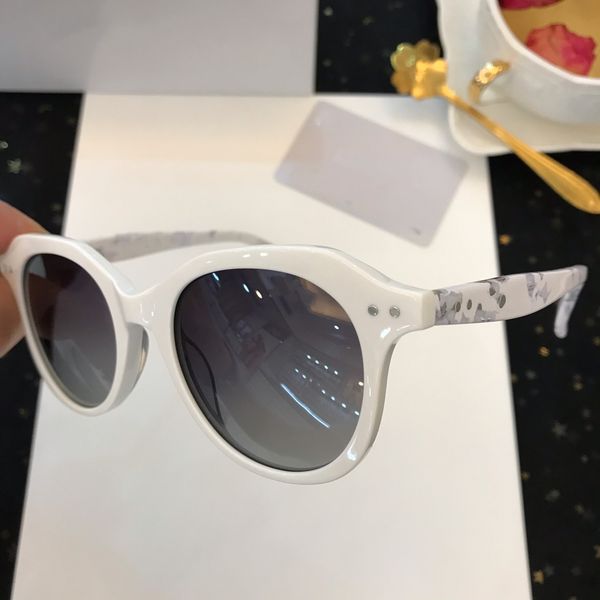 2019 new uv 400 protection white camouflage frank frame round glasses fashion men sunglasses with cases and dastbag, White;black
2019 new uv 400 protection white camouflage frank frame round glasses fashion men sunglasses with cases and dastbag, White;black