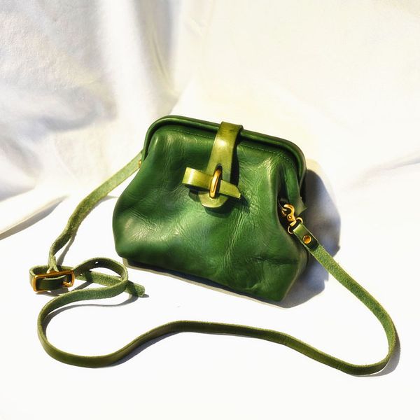 retro mini bag one shoulder crossbody design sense small baotou cowhide soft leather satchel 
retro mini bag one shoulder crossbody design sense small baotou cowhide soft leather satchel
