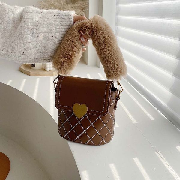 fahion plush strap women shoulder bags designer heart lock women messenger bag luxury leather female handbag linnge bucket
fahion plush strap women shoulder bags designer heart lock women messenger bag luxury leather female handbag linnge bucket