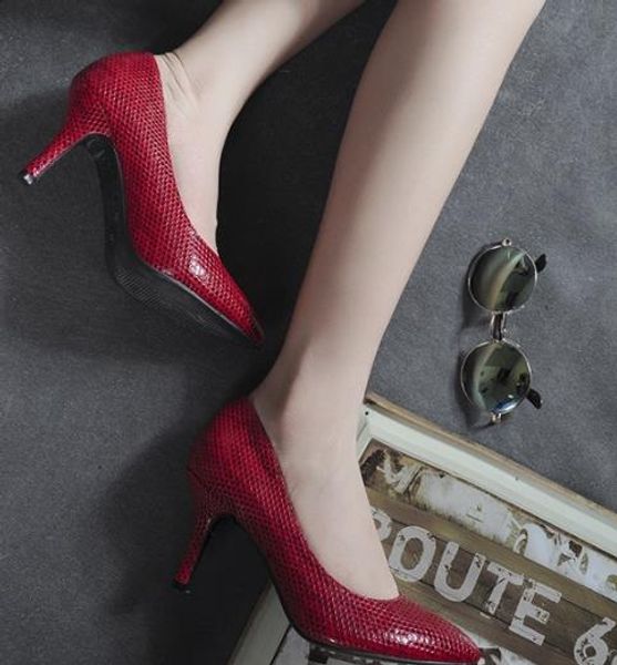 2017 women spring autumn pointed high heels fish scales black heels red wedding shoes
2017 women spring autumn pointed high heels fish scales black heels red wedding shoes
