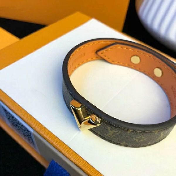 классический v письмо кожаный дизайнерский браслет роскошные дизайнерские ювелирные изделия женские браслеты, Golden;silver
классический v письмо кожаный дизайнерский браслет роскошные дизайнерские ювелирные изделия женские браслеты, Golden;silver