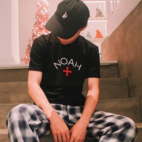 18ss noah классический крест tshirt лето дышащий tee вскользь простой мужчины женщины street solid color designer tshirt, White;black
18ss noah классический крест tshirt лето дышащий tee вскользь простой мужчины женщины street solid color designer tshirt, White;black