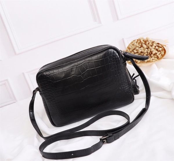 2019new crocodile texture, crocodile pattern handbag, very delicate, practical atmosphere, hardware logo is especially special
2019new crocodile texture, crocodile pattern handbag, very delicate, practical atmosphere, hardware logo is especially special