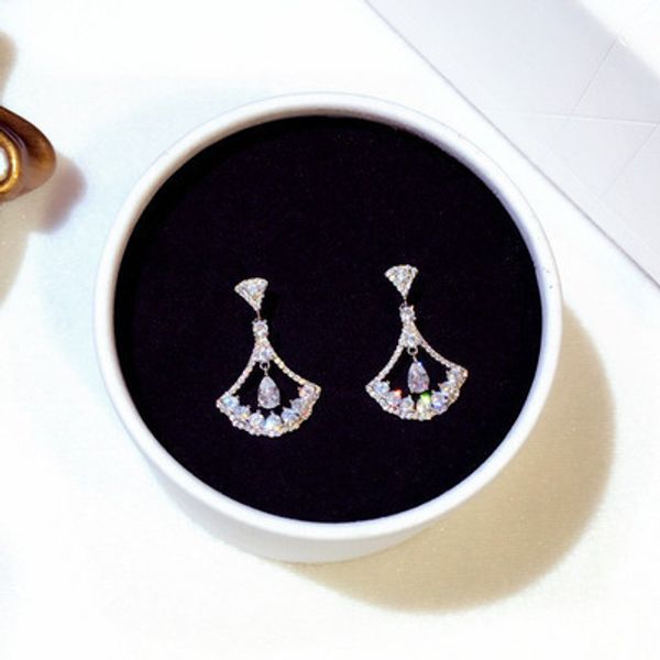 New fashion designer sweet diamond zircon super glittering stud drop dangle chandelier earring for woman girls
New fashion designer sweet diamond zircon super glittering stud drop dangle chandelier earring for woman girls