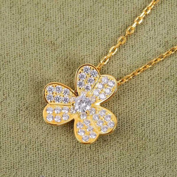 2023 luxury quality s925 silver material flower pendant necklace with all sparkly diamond in two colors plated have box stamp ps5041, Golden
2023 luxury quality s925 silver material flower pendant necklace with all sparkly diamond in two colors plated have box stamp ps5041, Golden