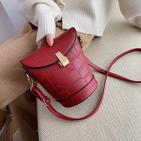 2020 new fashion alligator pattern, simple korean version, simple wide shoulder belt, cross body bucket bag
2020 new fashion alligator pattern, simple korean version, simple wide shoulder belt, cross body bucket bag