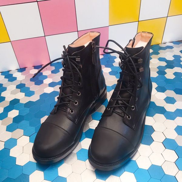 2019 designer women shoes fashion british boots round toe martin boots black lace-up zipper fashion embroidered ankle boots size 35-40
2019 designer women shoes fashion british boots round toe martin boots black lace-up zipper fashion embroidered ankle boots size 35-40