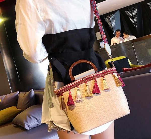 2020 new beach straw bag ethnic style ribbon tassel beach bag stitching contrast color female bag in stock
2020 new beach straw bag ethnic style ribbon tassel beach bag stitching contrast color female bag in stock
