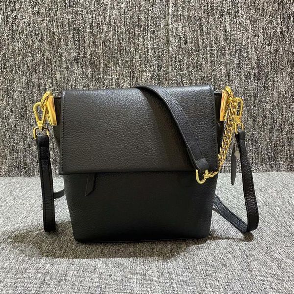 genuine leather handbags 2020 fashion simple and atmospheric pure leather women's shoulder bag layer cowhide bucket bag
genuine leather handbags 2020 fashion simple and atmospheric pure leather women's shoulder bag layer cowhide bucket bag