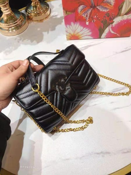 the new 2020 love chain worn genuine leather handbags water ripple one shoulder his messenger bag small package bucket woman
the new 2020 love chain worn genuine leather handbags water ripple one shoulder his messenger bag small package bucket woman