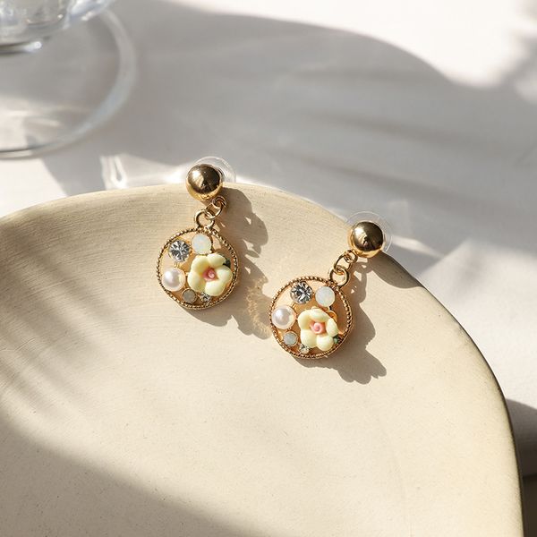 fashion sweet ladies accessories silver needle temperament aesthetic rhinestones imitation pearl flower round dangle earrings
fashion sweet ladies accessories silver needle temperament aesthetic rhinestones imitation pearl flower round dangle earrings