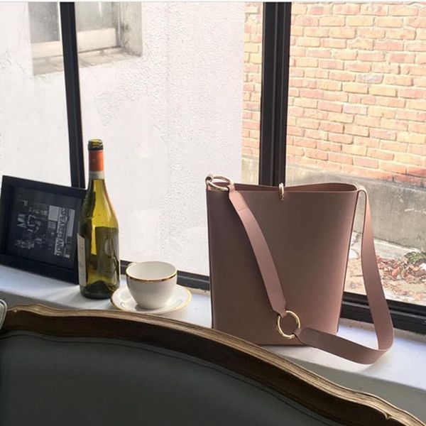 женская сумка очень простое плечо ведро сумка корейский ретро женский ручной мессенджер
женская сумка очень простое плечо ведро сумка корейский ретро женский ручной мессенджер