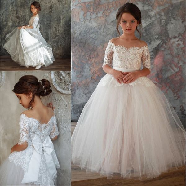 graceful off the shoulder tulle flower girl dress covered button floor length half sleeve lace appliques white girl pageant dresses with bow, White;blue
graceful off the shoulder tulle flower girl dress covered button floor length half sleeve lace appliques white girl pageant dresses with bow, White;blue
