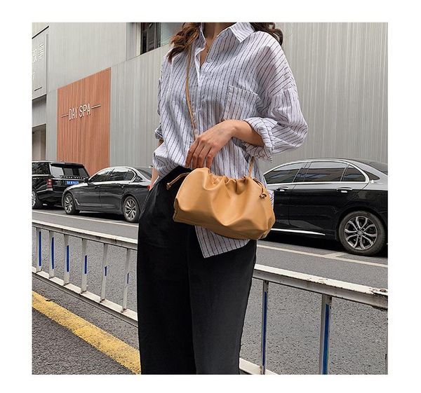 2020 new shoulder bag fashion clutch bag soft leather fold thick chain large capacity oblique cross
2020 new shoulder bag fashion clutch bag soft leather fold thick chain large capacity oblique cross