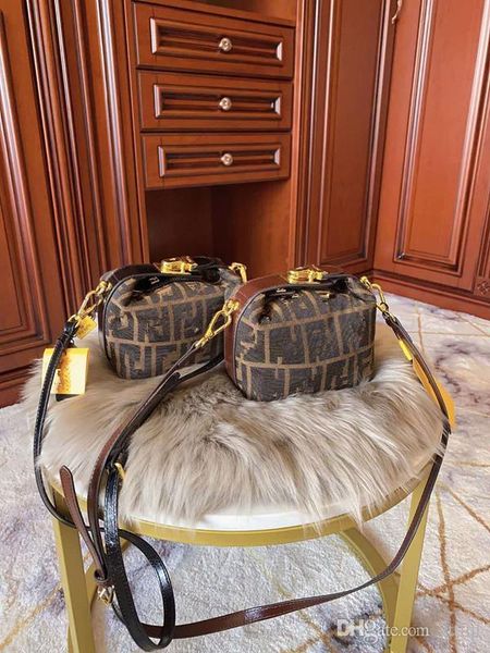 the new 2020 vintage presbyopic handbag fashion one shoulder oblique cross bag female boston messenger bags girls women
the new 2020 vintage presbyopic handbag fashion one shoulder oblique cross bag female boston messenger bags girls women