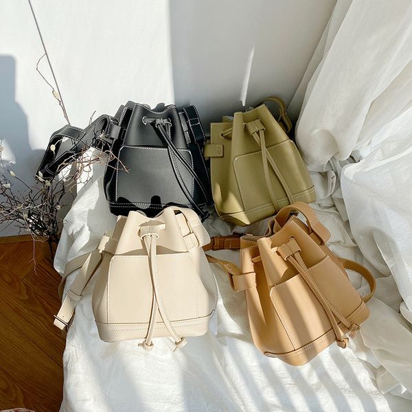 2020 новая женская сумка корейская версия сплошной цвет пояса сумка-мессенджер мода дамы плечо повседневная простой ведро 
2020 новая женская сумка корейская версия сплошной цвет пояса сумка-мессенджер мода дамы плечо повседневная простой ведро