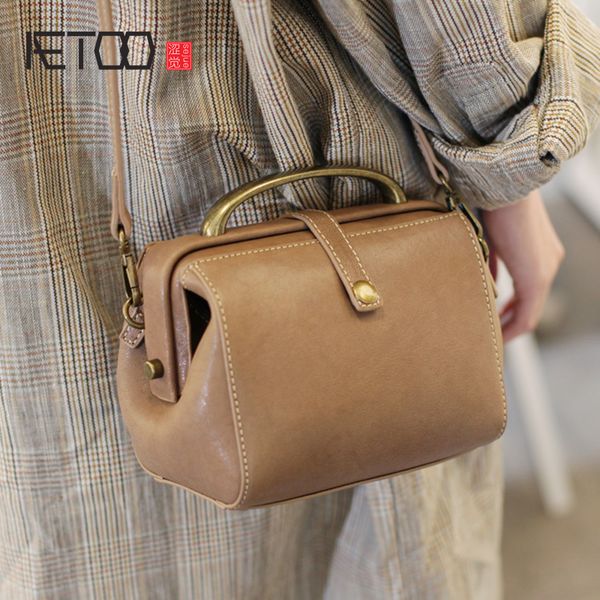 aetoo crossbody bag, retro female hand-held shoulder sheepskin bag, college korean mouth gold bag
aetoo crossbody bag, retro female hand-held shoulder sheepskin bag, college korean mouth gold bag