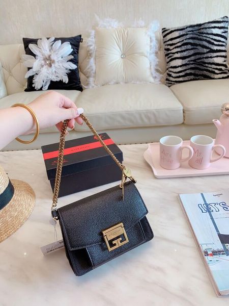 ladies small square bag stylish chain bag shoulder strap single shoulder messenger perfect detail mini 9 color with gift box size: 18*13 cm
ladies small square bag stylish chain bag shoulder strap single shoulder messenger perfect detail mini 9 color with gift box size: 18*13 cm