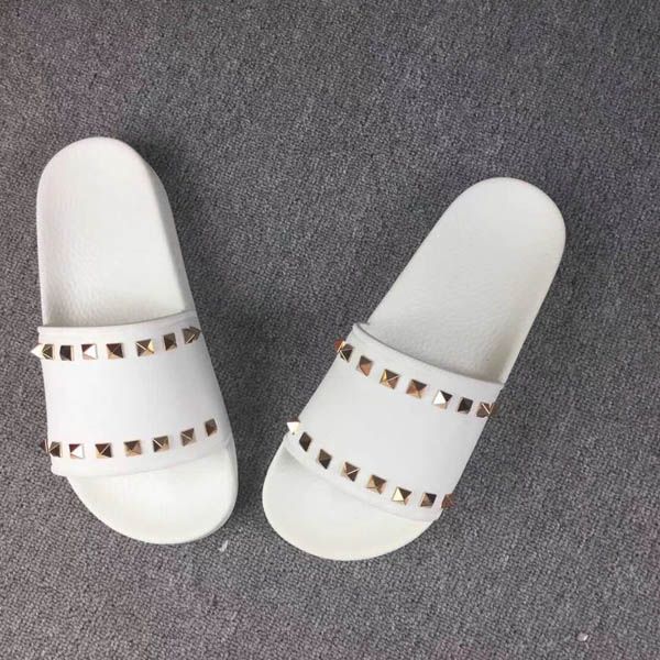 2019 new fashion designer women's slippers beach slippers fashion women's rivets non-skid leather slippers size;35-45, Black
2019 new fashion designer women's slippers beach slippers fashion women's rivets non-skid leather slippers size;35-45, Black
