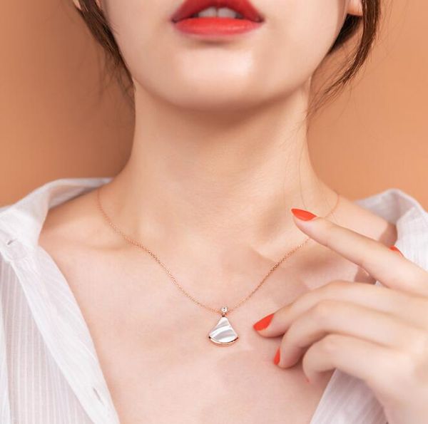 fan shape dream necklace in 18 kt rose gold with pendant set with red/white mother-of-pearl element and one diamond zkdl-n1, Silver
fan shape dream necklace in 18 kt rose gold with pendant set with red/white mother-of-pearl element and one diamond zkdl-n1, Silver