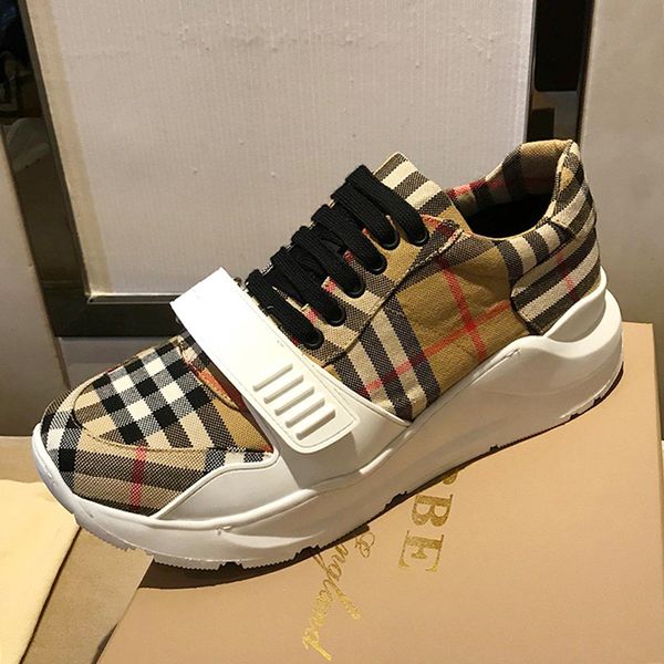 Snowboards e botas de esqui watch_c
Snowboards e botas de esqui watch_c