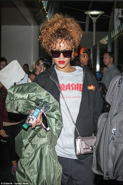rihanna ponytail hairstyle kinky curly drawstring ponytails wraps de queue de cheval human hair clip in extensions natural black 1b
rihanna ponytail hairstyle kinky curly drawstring ponytails wraps de queue de cheval human hair clip in extensions natural black 1b