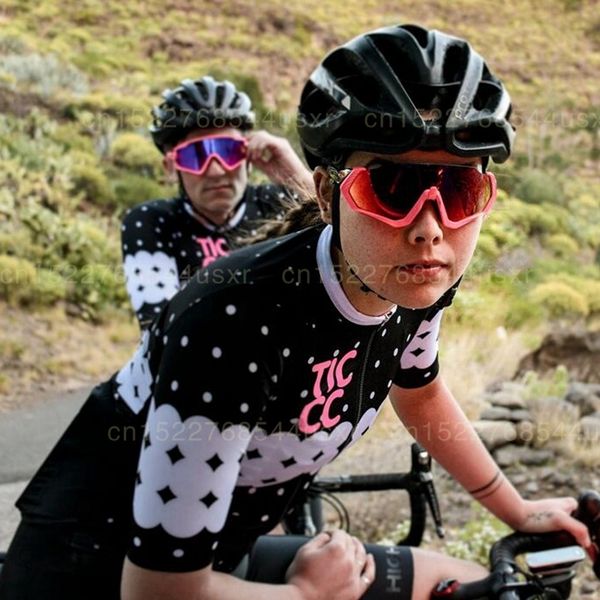ropa ciclismo 2020 summer breathable women cycling black mtb shirts road bike rcc cycling clothing riding jersey wear, Black;red
ropa ciclismo 2020 summer breathable women cycling black mtb shirts road bike rcc cycling clothing riding jersey wear, Black;red