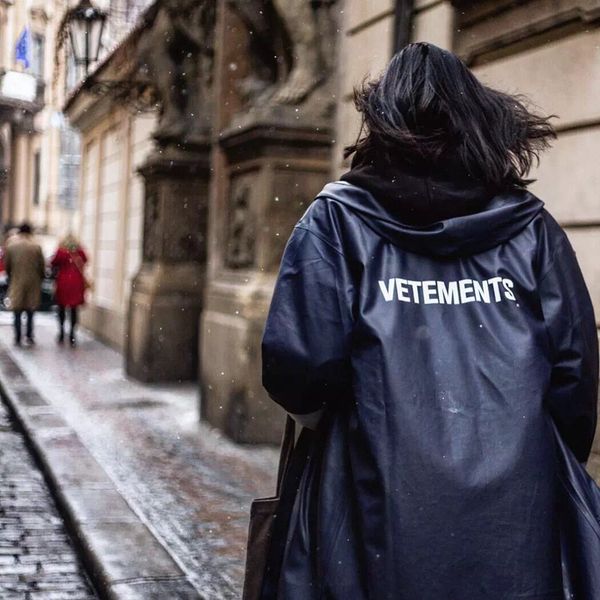 vetements black trench outerwear waterproof sunscreen hooded vetements raincoat 2019 men portable loog windbreaker, Tan;black
vetements black trench outerwear waterproof sunscreen hooded vetements raincoat 2019 men portable loog windbreaker, Tan;black