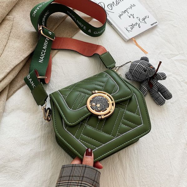женский шестигранной малый crossbody сумки для женщин 2020 сумки мешком главная женская рука плечо сумка слинг
женский шестигранной малый crossbody сумки для женщин 2020 сумки мешком главная женская рука плечо сумка слинг