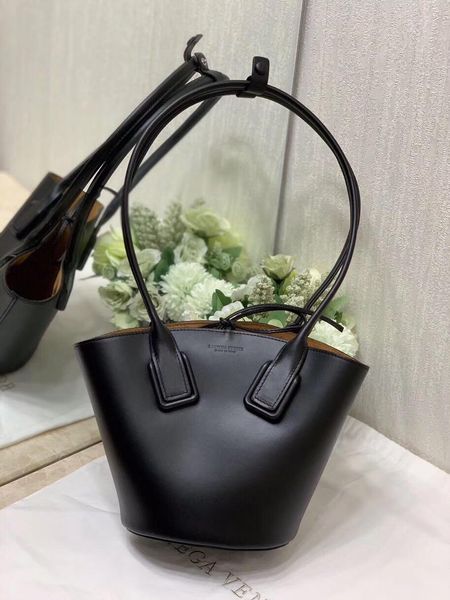 19 venet fashion designer handbags ladies handbags leather party travel luxury sacamainpochette handles shoulder portable bucket handbags 
19 venet fashion designer handbags ladies handbags leather party travel luxury sacamainpochette handles shoulder portable bucket handbags