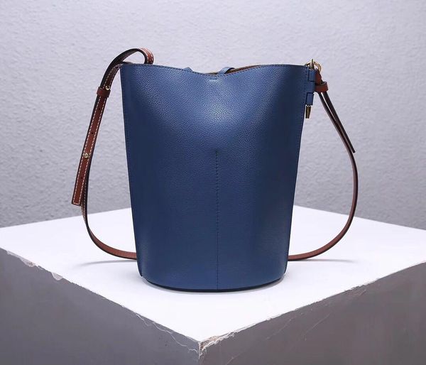 designer-lady bucket bag high-end custom luxury designer cross body bag fashion casual style adjustable leather shoulder strap
designer-lady bucket bag high-end custom luxury designer cross body bag fashion casual style adjustable leather shoulder strap