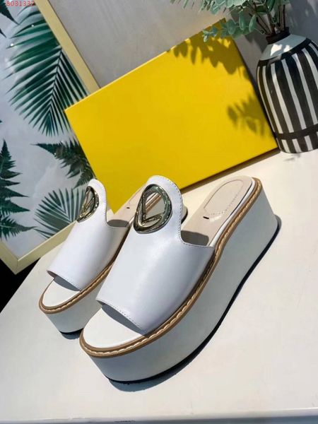 2019 summer Leather bottom fashion Wearing Beach Feet Leisure trend Cowhide woman Thick bottom Code number 35-42
2019 summer Leather bottom fashion Wearing Beach Feet Leisure trend Cowhide woman Thick bottom Code number 35-42