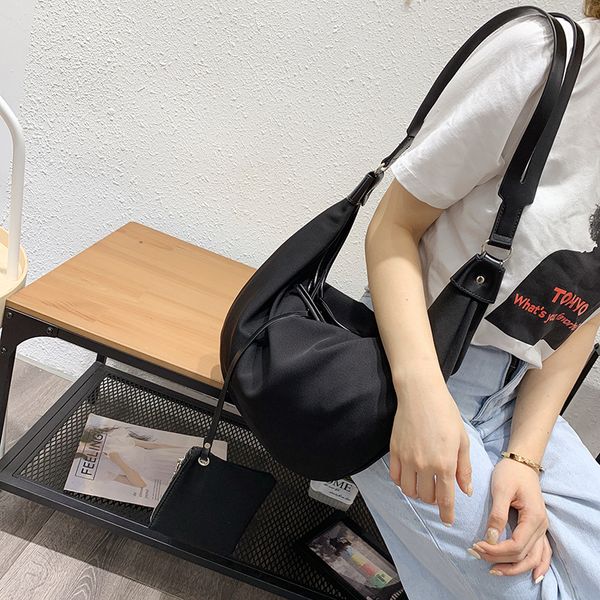 2020 new women's shoulder bag european and american fashion personality large capacity casual ladies diagonal crescent bag
2020 new women's shoulder bag european and american fashion personality large capacity casual ladies diagonal crescent bag