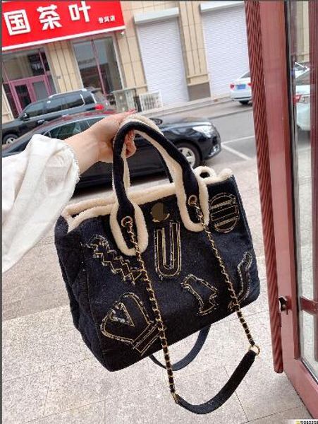 fashion bags fashion bags are super popular with fine workmanship.import hardware.fabric denim, 37 *28cm
fashion bags fashion bags are super popular with fine workmanship.import hardware.fabric denim, 37 *28cm
