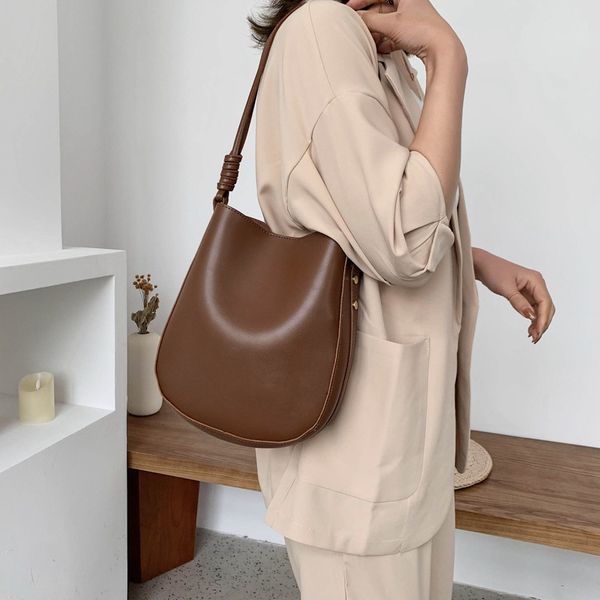 2020 new shoulder bag women's casual fashion korean version of the retro solid color simple large capacity ladies bucket bag
2020 new shoulder bag women's casual fashion korean version of the retro solid color simple large capacity ladies bucket bag