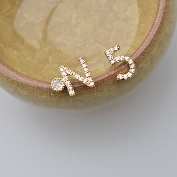 zircon number 5 small earrings 2020 cute stud earrings classic famous jewelry for women, Golden;silver
zircon number 5 small earrings 2020 cute stud earrings classic famous jewelry for women, Golden;silver