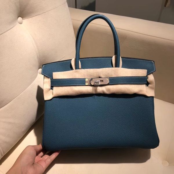 wholesale,half handmade togo leather brand bag30cm,also have size 25 35cm,wax thread,have gold and silver hardware,fast delivery
wholesale,half handmade togo leather brand bag30cm,also have size 25 35cm,wax thread,have gold and silver hardware,fast delivery