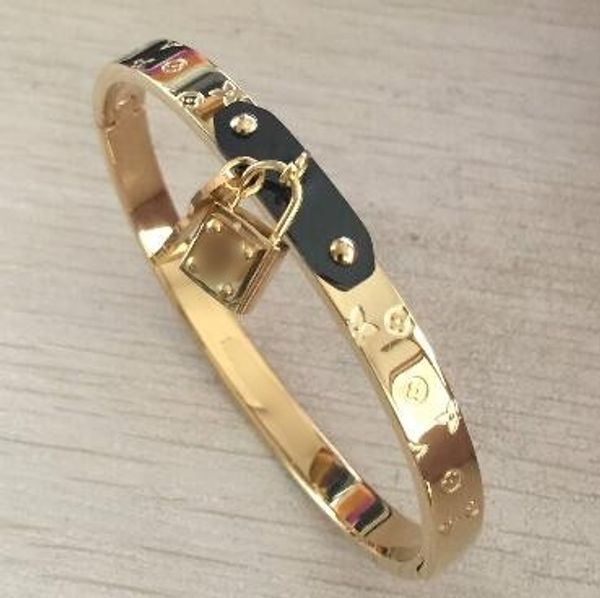 2019 luxury brand New Arrival 3 colors bracelet&bangle four-leaf clover jewelry V Stamp bracelet for women wholesale Price
2019 luxury brand New Arrival 3 colors bracelet&bangle four-leaf clover jewelry V Stamp bracelet for women wholesale Price